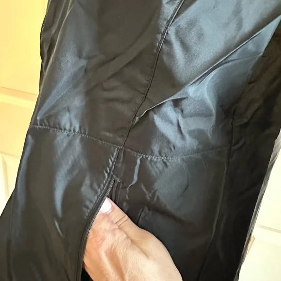 Columbia Women’s Hooded Windbreaker Jacket - Picture 4 of 11